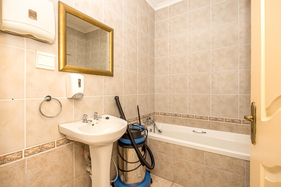6 Bedroom Property for Sale in Sunset Beach Western Cape